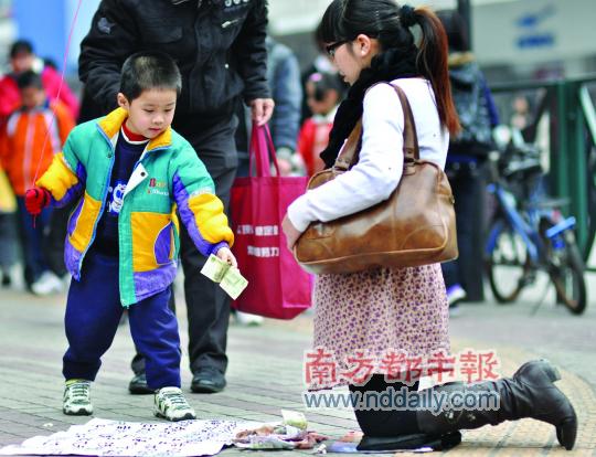 路遇乞讨的骗子,孩子却把钱都给了她,我该怎么