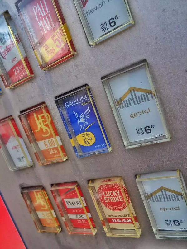 另外在德国严格控制未成年人吸烟,在购买香烟时需要出示身份证,那怕是