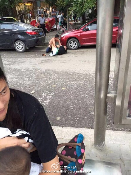 网曝商丘1男1女当街裸体厮打