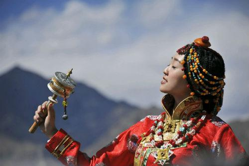 西藏各地美女全揭秘，貌美不是关键，有财更是风情-搜狐