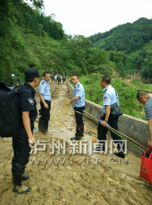 叙永公安干警抢险在一线