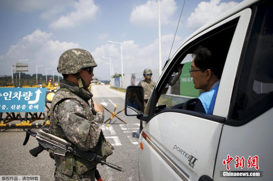 当地时间2015年8月22日,韩国坡州,韩国士兵驻守统一大桥上检查站.