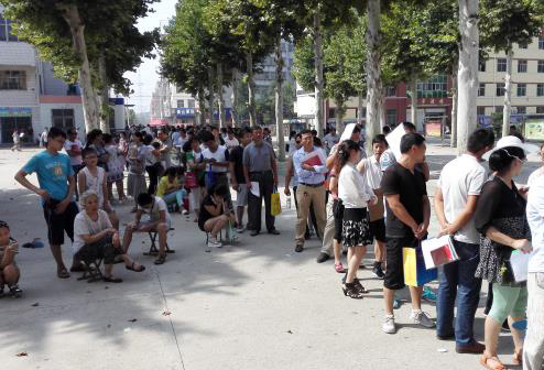 立秋已过,天气依旧炎热,比天气还热的是新泰市实验中学上交材料现场.
