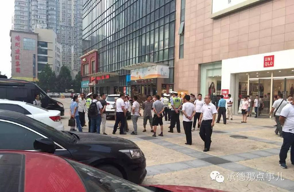 一粗心妈妈玩手机 致2岁儿童遭碾压身亡