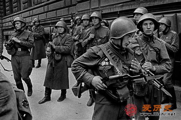 老大哥带着喽啰入侵捷克临行东德想起二战退缩了