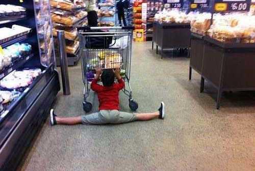 孩子故意踩碎超市鸡蛋,妈妈一句话让工作人员