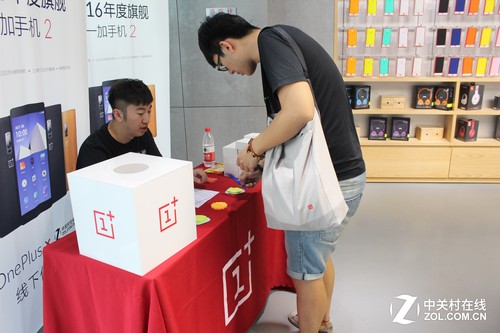 背着一加包的网友正在签到