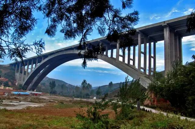 位于宜阳县城南区矿口路和北区李贺大道官庄村之间的锦龙大桥,近日