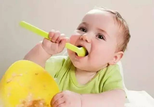 给孩子喂饭危害大,多大宝宝适合独立吃饭?
