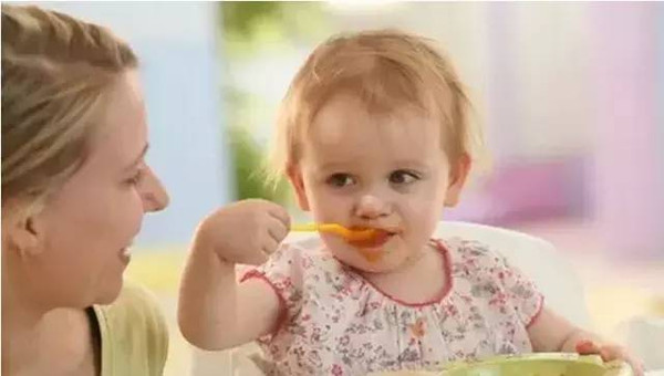 给孩子喂饭危害大,多大宝宝适合独立吃饭?