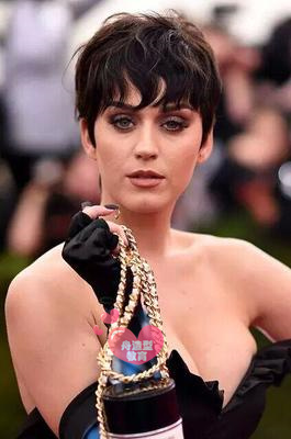 剪成超短发的并染黑的水果姐katy perry,令五官更加突出,这个发型最