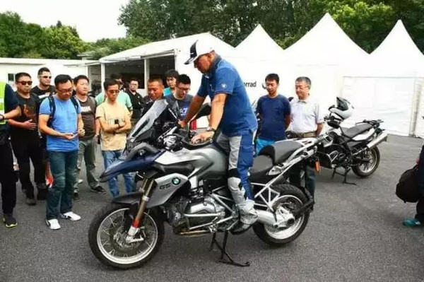 1,宝马官方正式发布bmw f 800 gs.官方建议零售价为12.