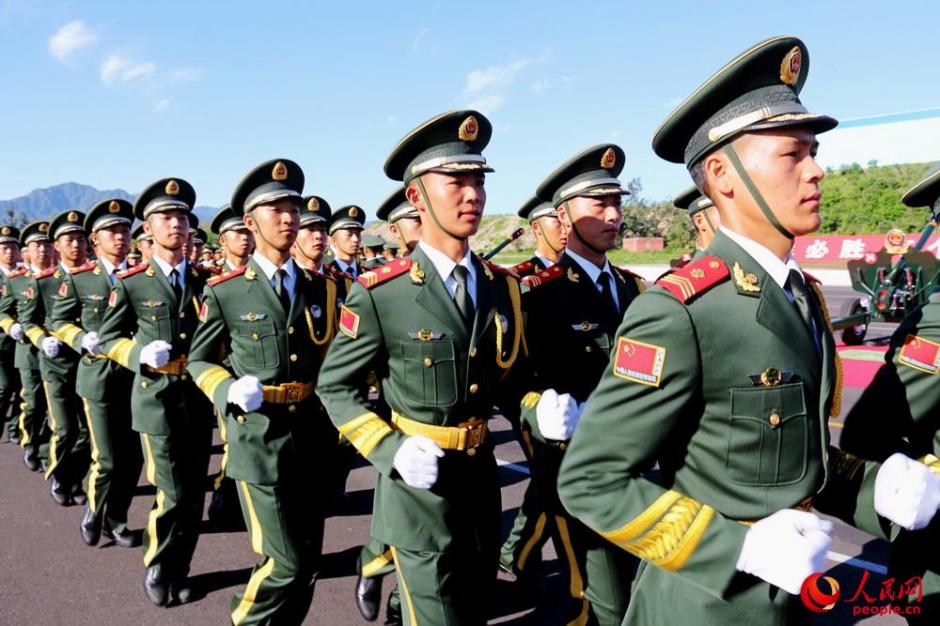 抗战阅兵礼炮兵实弹训练 个个威武潇洒(组图)