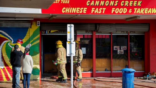 失火中餐店的店主父女看着消防员进入店内灭火 MAARTEN HOLL/FAIRFAX NZ