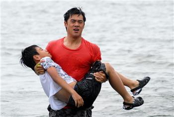 没救溺水小孩被谴责,父亲的一段话让无数父母