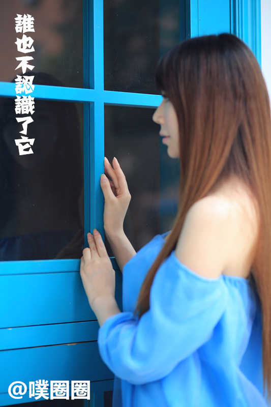 香肩微露 嫩模噗圈圈带你折纸飞机