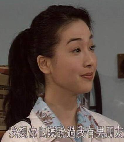 江美仪,20多岁时的照片,看起来是个乖乖女的样子,很稳重的感觉.