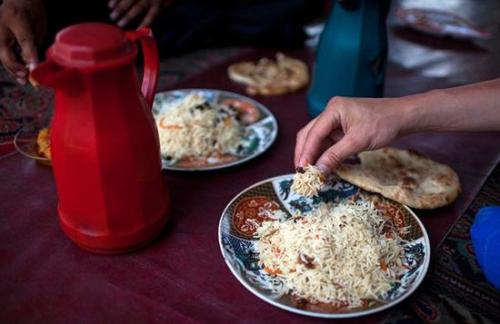 阿富汗 客人是吃第一口饭菜在阿富汗人的餐桌上,客人是吃第一口饭菜