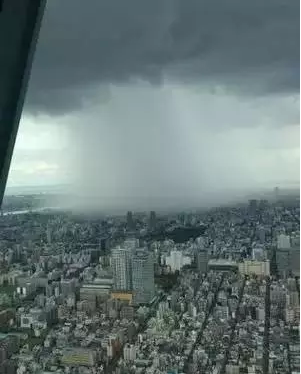 震撼!从飞机上看下雨天