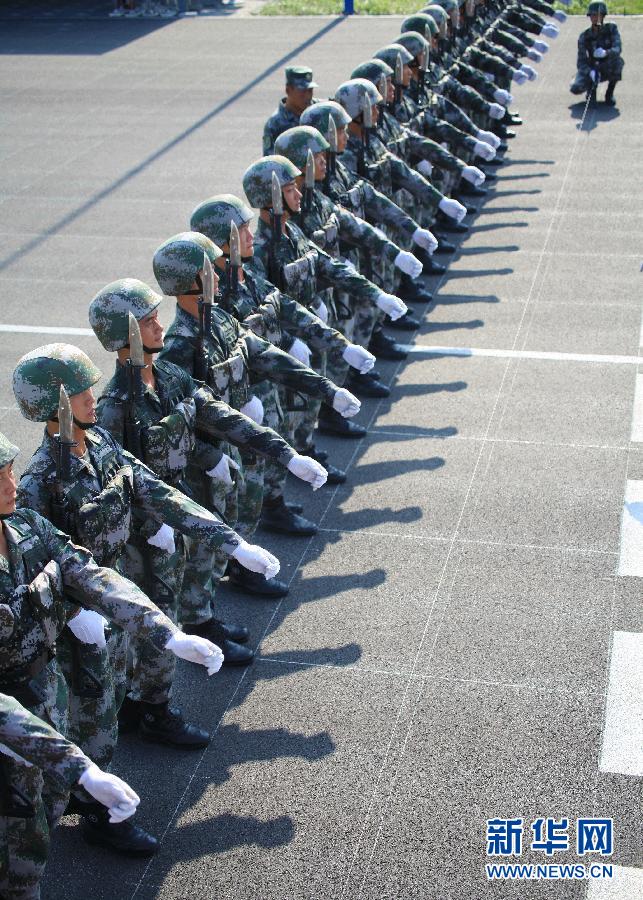 三军仪仗队旗手和护旗兵在阅兵训练基地进行严格训练(8月12日摄.