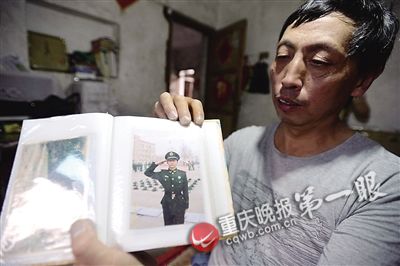 天津爆炸牺牲消防员骨灰回乡 万人夹道迎接(组