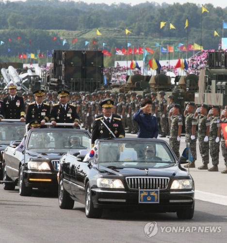 朴槿惠检阅部队,韩国阅兵真是和我国没什么两样