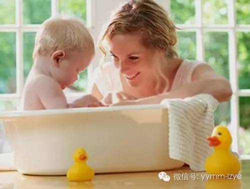 给宝宝洗澡时的小动作提升宝宝聪明度