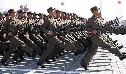比如社会主义阵营的老朋友朝鲜也走得一手好正步. 好像不是很高嘛.