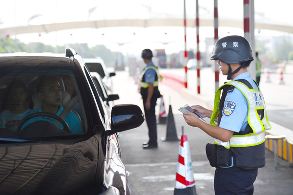 廉江高桥公安检查站民警对过往车辆进行检查 南方法治报记者 景国民