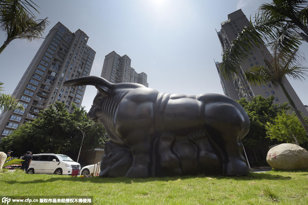 [社会] 巨型"牛骑熊"雕塑现身厦门 股民赶去上香!
