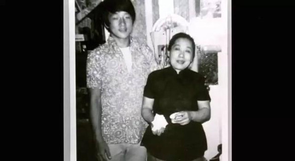 《龙的深处》最后,房道龙回到芜湖老家,出钱重修祠堂,族谱,成龙以族名