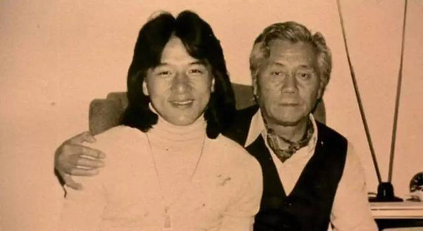 《龙的深处》最后,房道龙回到芜湖老家,出钱重修祠堂,族谱,成龙以族名