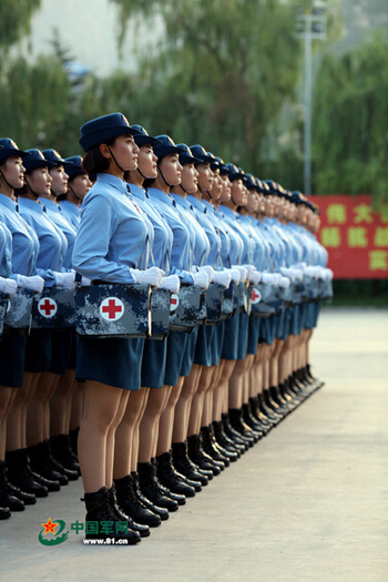 热点丨历次大阅兵的女兵们,越来越高,腿越来长