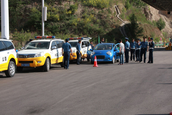 承德围场县"百日攻坚"打击黑车