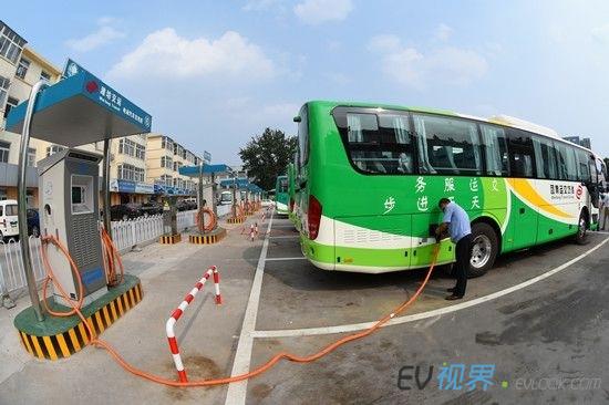 新能源电动客车 潍坊有了首个大型充电站