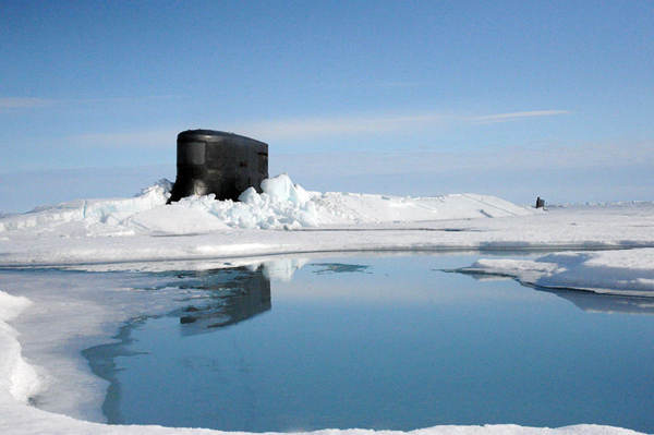 美核潜艇北极破冰而出 巨大黑色舰岛抢眼