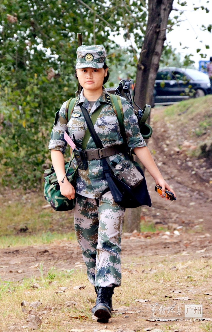 广州军区某舟桥旅举行"长江—2015"实兵实装演练,演兵场上,该旅11名女