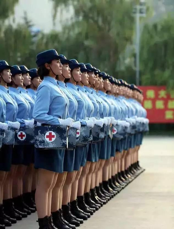 中国女兵漂亮得不像实力派