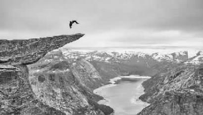 男子在挪威700米高悬崖边空翻(图)