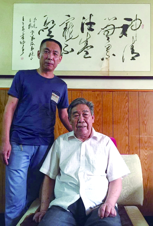 图为王大光左和父亲王守志右