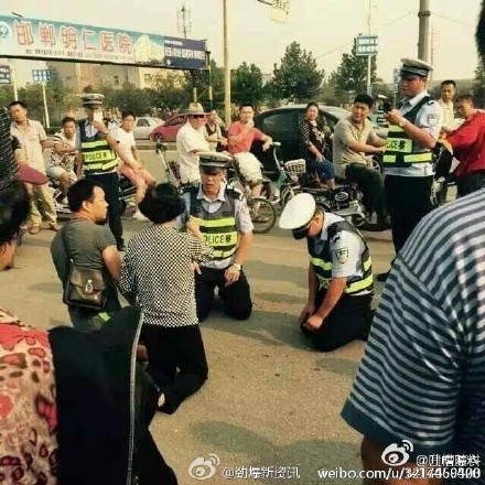 你跪我也跪 邯郸交警跪地向求情家属解释酒驾