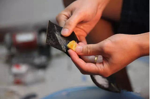 3,选择细一点的砂纸打磨,这是600目的,用砂纸打磨的时候一定要加水