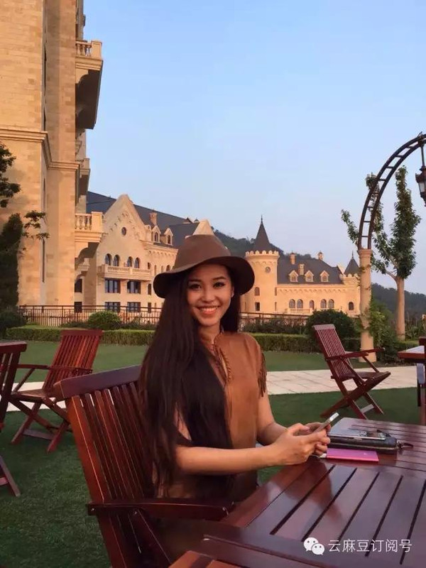 90后美女健身教练 健身房美魔女