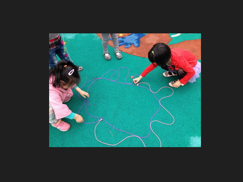 幼儿园大班体育游戏活动《有趣的绳子》