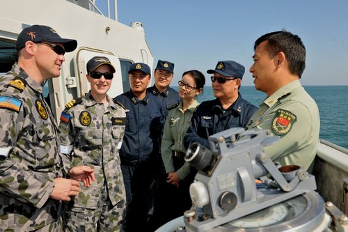 资料图片：中国海军军官与澳大利亚海军军官交流。（图片来源于网络）
