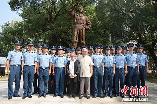 高丽良,高耀汉与驻宜昌空军某部官兵合影. 张晓梦 摄