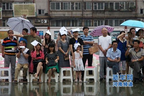 中学生雨中会操表演校长不打伞 网友:真是中国
