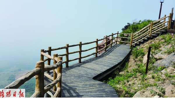 万安山主山体的山顶东西沿线,东西范围西起观伊台,沿山顶景观通道至
