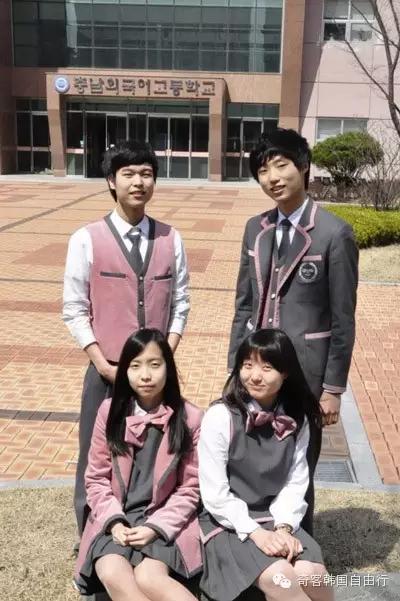 1 首尔表演艺术高中校服一向是学生时代的重要标志,相信许多韩剧迷们