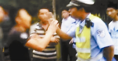 27日下午,山东德州临邑一名卡车司机在接受交警检查时拒绝出示驾驶证,还叫来了亲戚段某。据媒体报道,段某到场后,不但骂前来维持秩序的警察是“土匪”,还警告警察:“我儿子都是国防生,我怕你啥。”